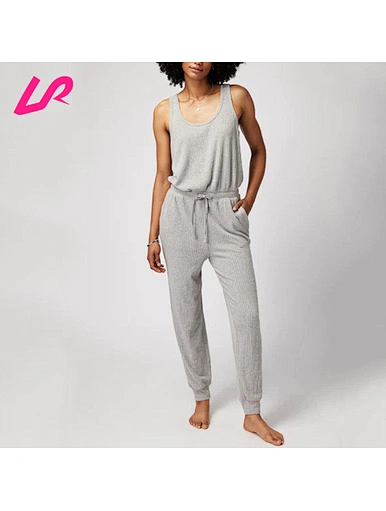 Upgrade your activewear with our joggers set for women.